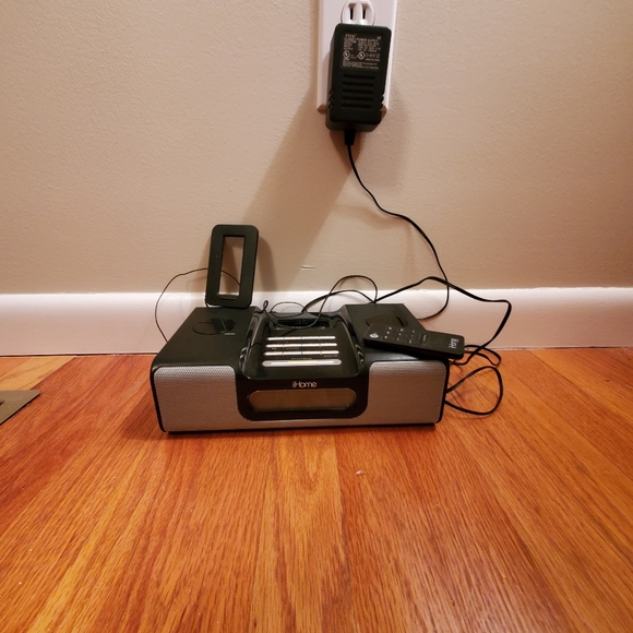 iHome Clock Radio - Picture 2 of 5